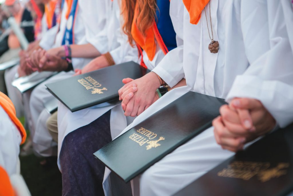 2016 Graduates holding hands