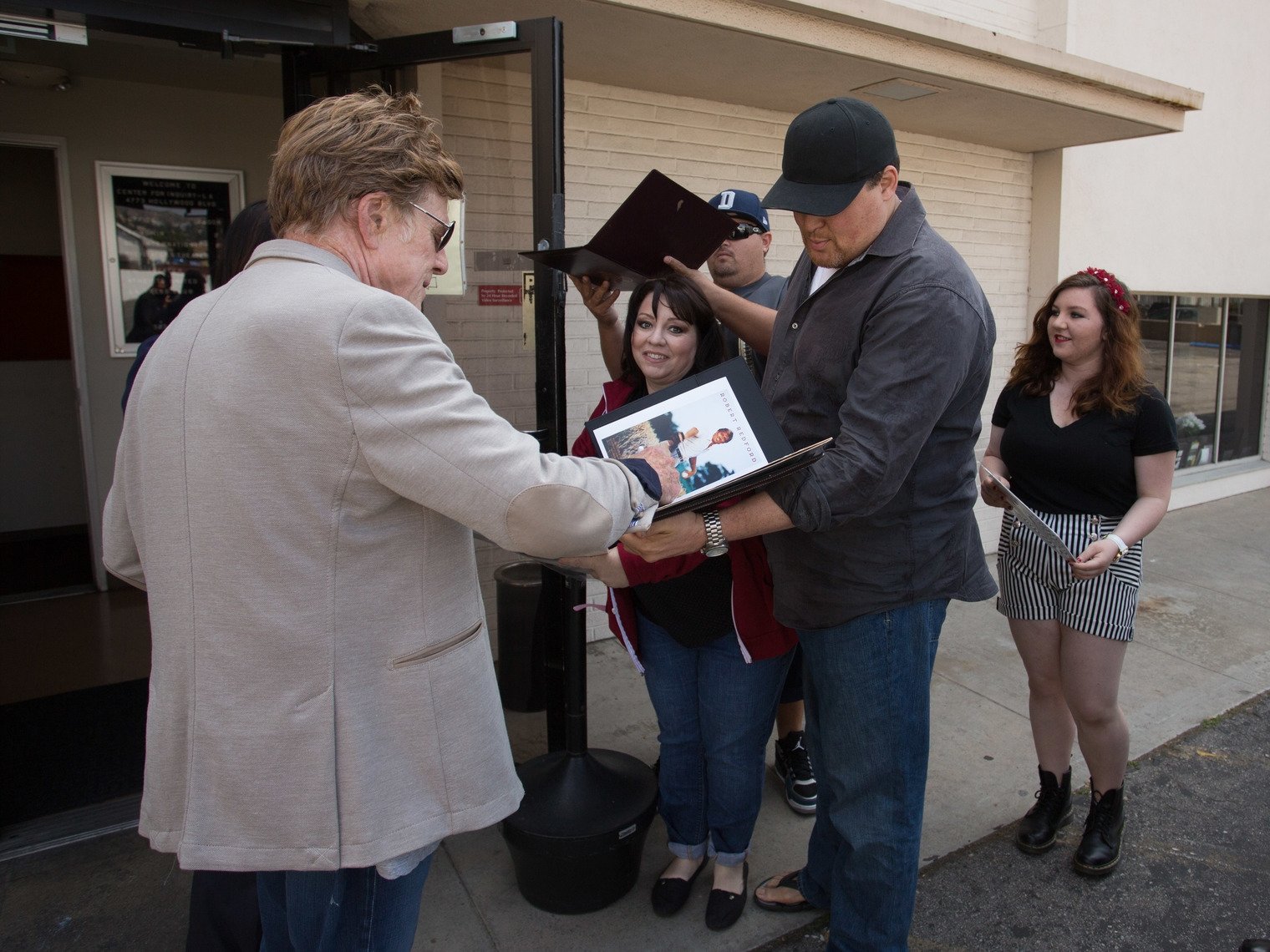 Robert Redford signs autographs on Pitzer College's campus