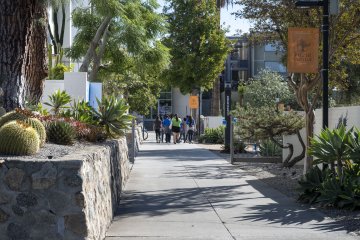 Promise Scholars students on Pitzer's campus during College Access tour the CEC