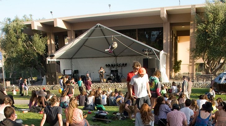 Students gather outside McConnell center to watch a band play at the Kohoutek Music and Arts Festival