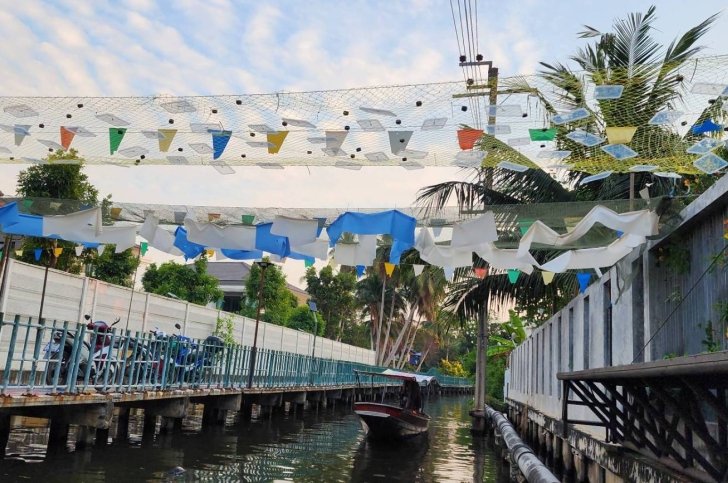 Bangkok canal system that is being studied by a student team led by Professors Purvis-Roberts and Chandrangsu