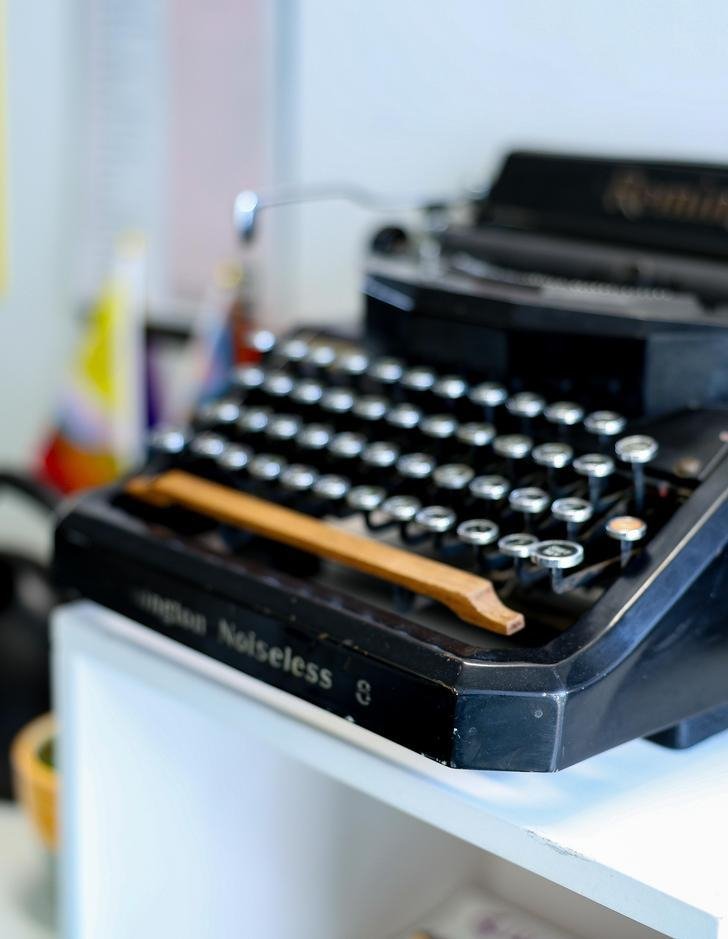 a black typewriter