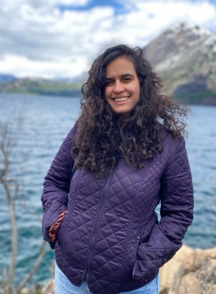 fulbright teaching assistant thais guerra poses in front of a body of water.