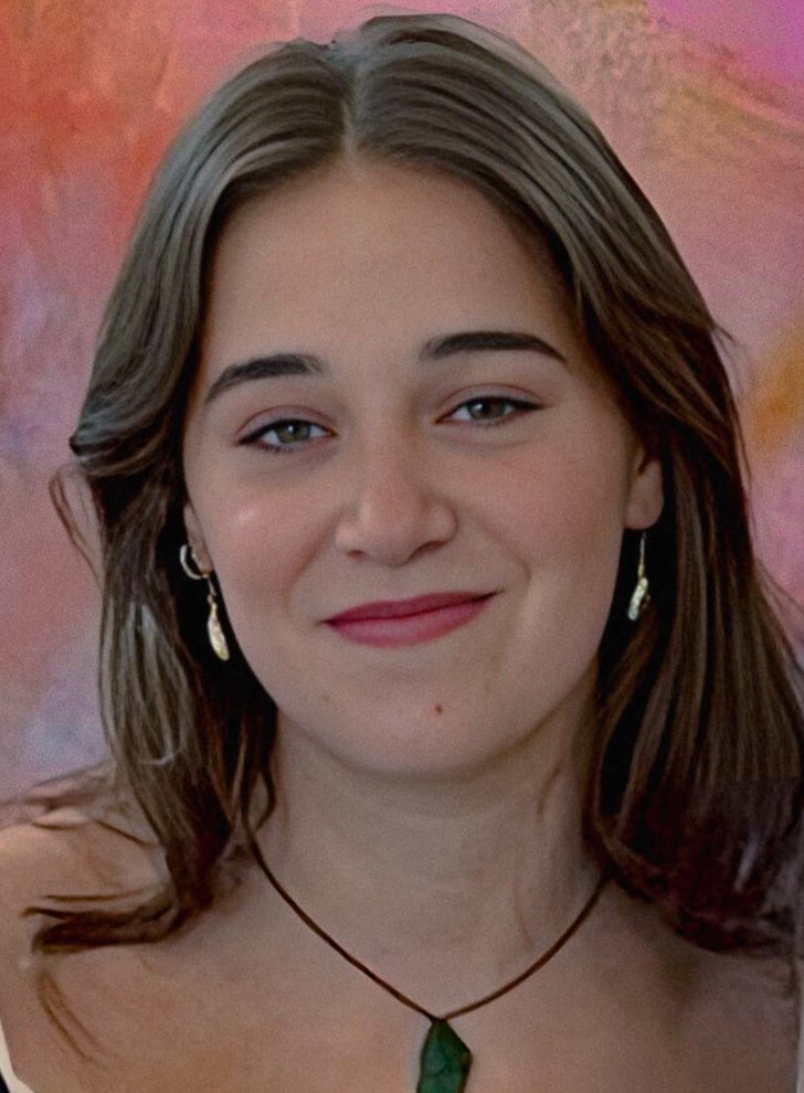 headshot of lily aaron