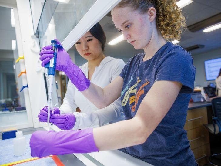 two students work in a chemistry lab