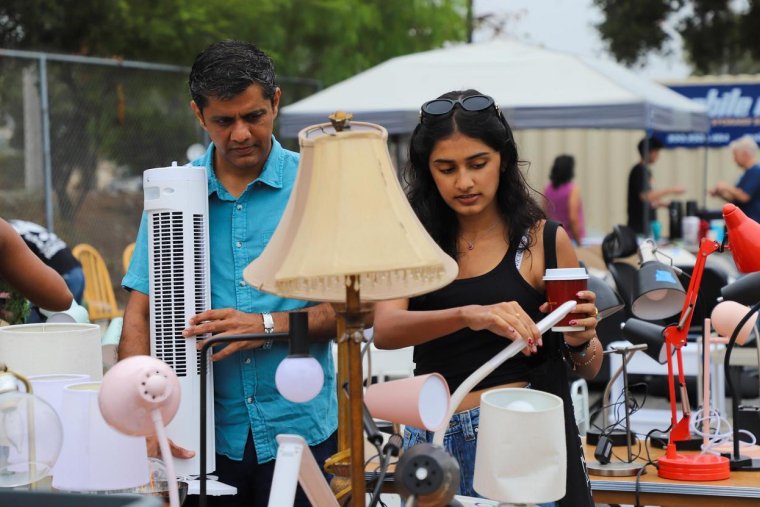 a student and their father browse lamps at the Pitzer ReRoom sale