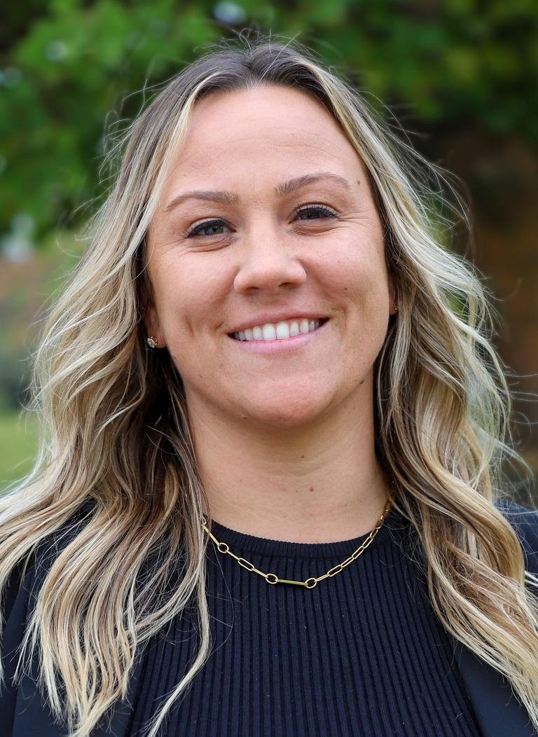 headshot of Lauren Navar wearing a black blouse