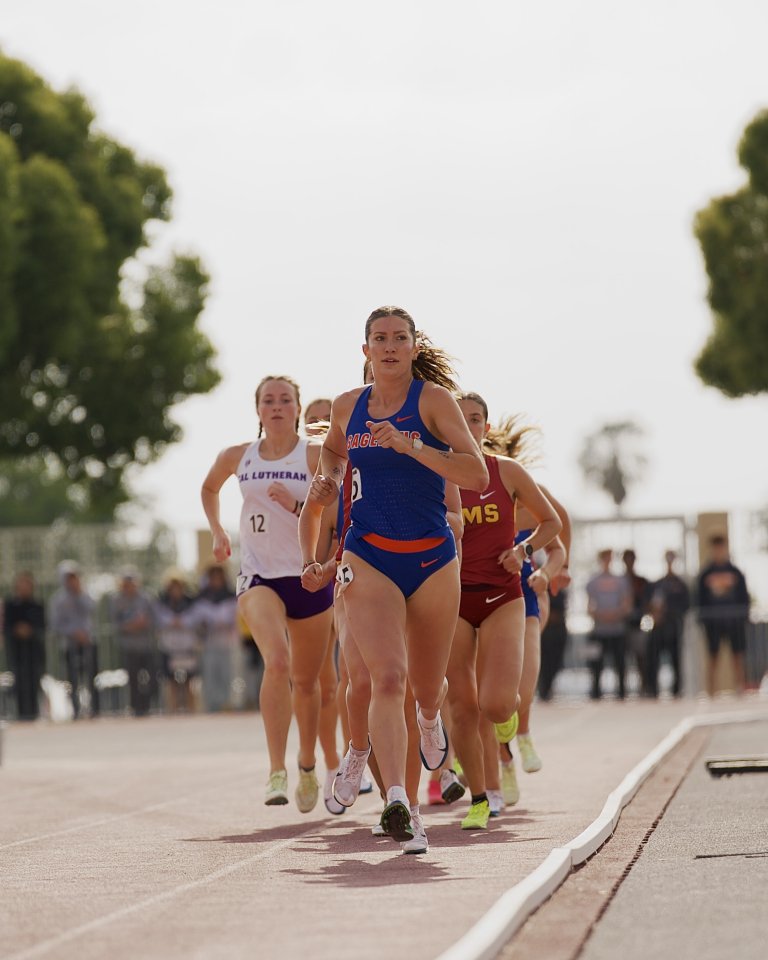 Eva runs at the front of a group of racers
